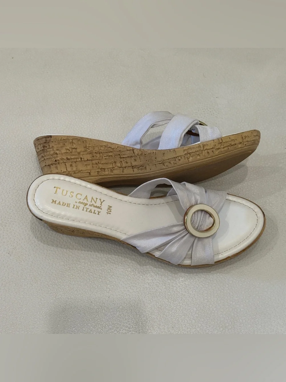 ❇️Tuscany white leather wedge sandals with gold buckle detail